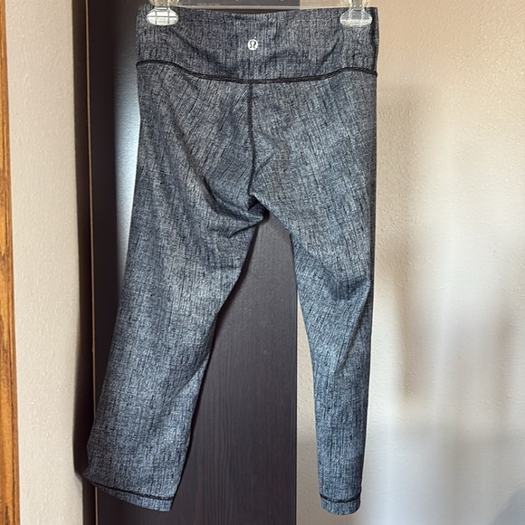 Lululemon Women’s Size 6 Wunder Under Crop Hi-Rise - Picture 2 of 5